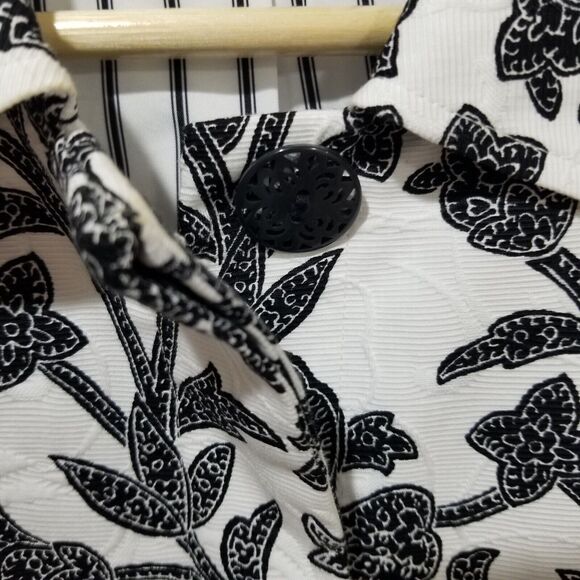 Chico's Jacket Size 3P XL Petite Black & White Embossed Floral 3/4 Sleeve Lined - Picture 6 of 12